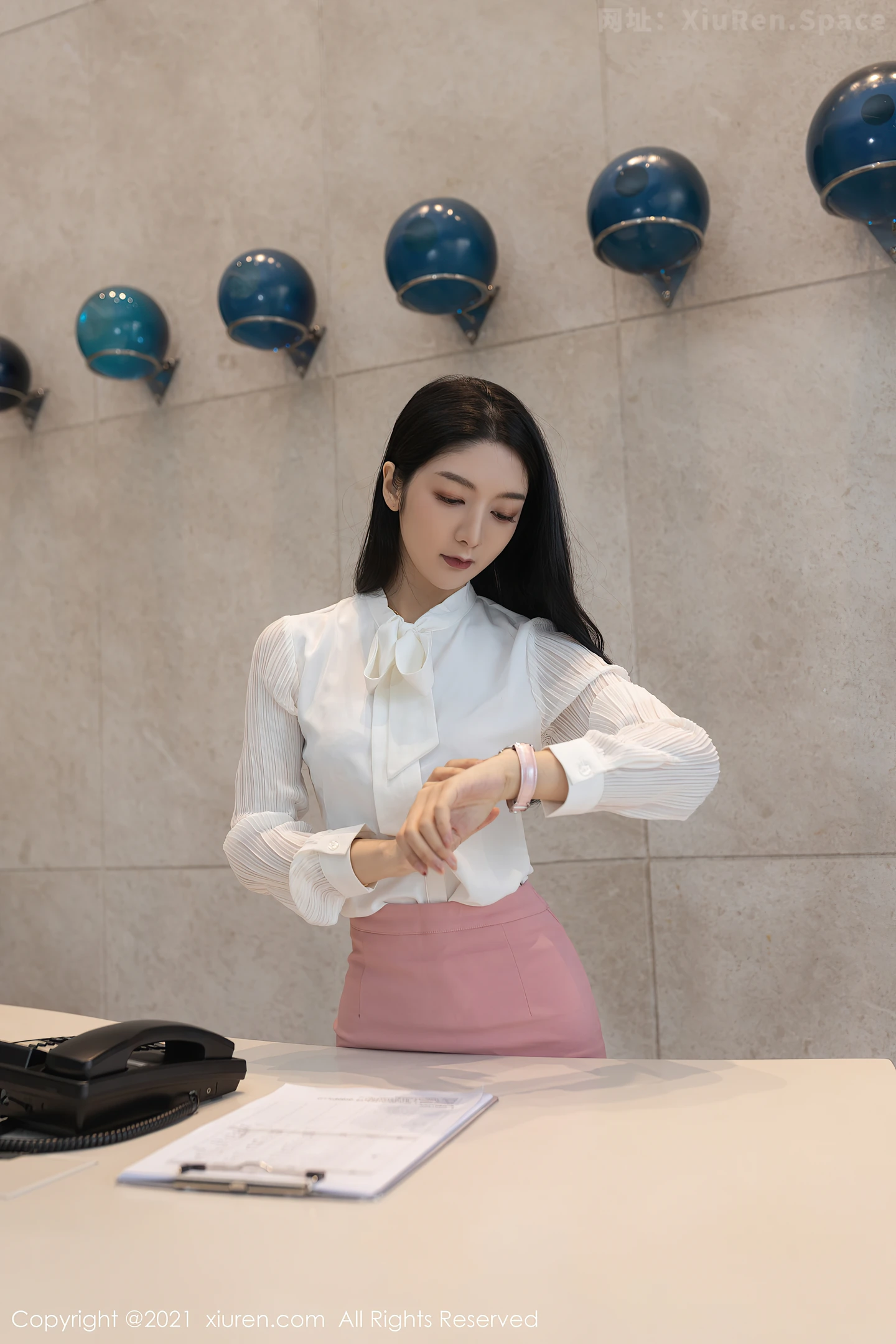 图片[4]-[XiuRen秀人网]VOL.3966 女神Angela小热巴前台小姐姐主题蕾丝内衣配肉丝裤袜诱惑写真65P-秀人网官方网站